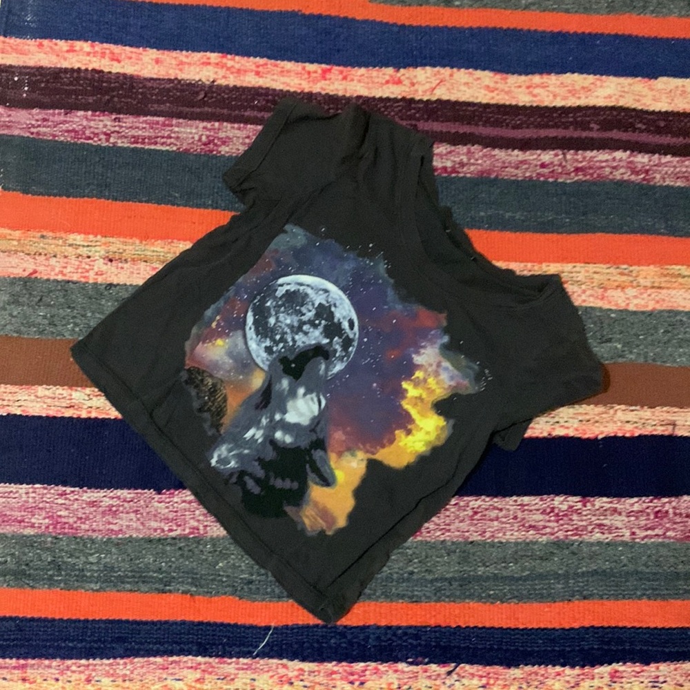 Wolf tee